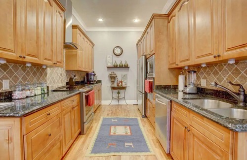 East Side House | Swim-Spa, 75" TV 4Movie Nights, Close2Downtown/Walk2 Restaurants/Shops, Sleeps16