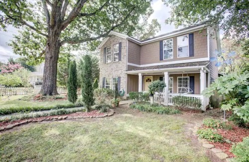 East Side House | Swim-Spa, 75" TV 4Movie Nights, Close2Downtown/Walk2 Restaurants/Shops, Sleeps16