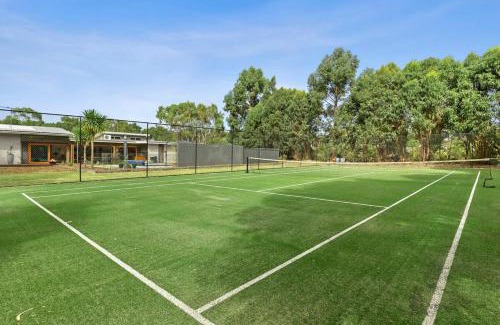 Torquay House | Swim spa and play tennis at Relaxing family retreat