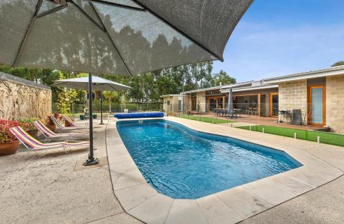 Torquay House | Swim spa and play tennis at Relaxing family retreat