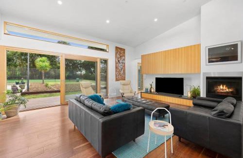 Torquay House | Swim spa and play tennis at Relaxing family retreat