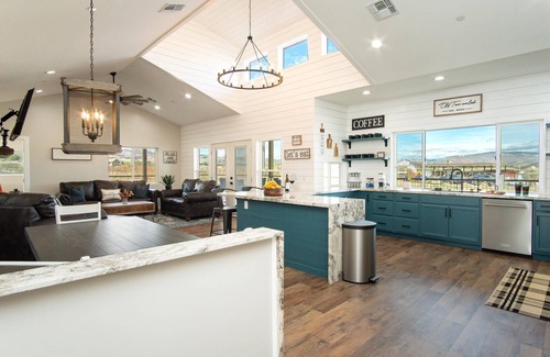 Cottonwood House | Swim & Stay at Old Town Overlook Across from Merkin Vineyards