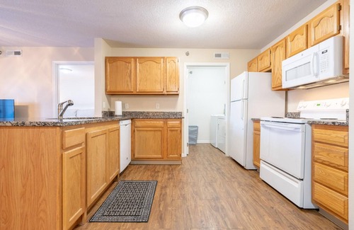 West Des Moines Apartment | Swimming Pool King Bed More