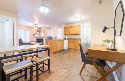 West Des Moines Apartment | Swimming Pool King Bed More