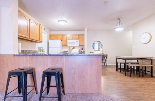 West Des Moines Apartment | Swimming Pool King Bed More