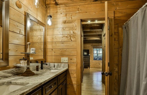 Young Harris House | Swing by Ivylog Creek!