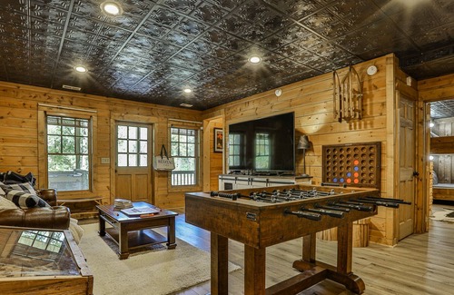 Young Harris House | Swing by Ivylog Creek!