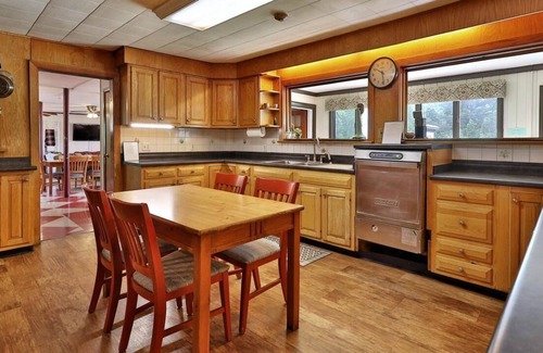 Pittsfield House | Swiss Farm Inn - Killington Area - Sleeps 15