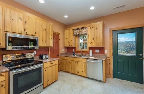 Spruce Pine Cabin | Swiss Pine Lodge, Hot tub+Fire-Pit, Grill, Mtn View, Game Room, Scenic Vistas!