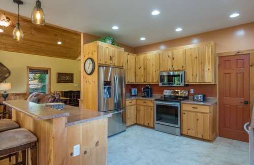 Spruce Pine Cabin | Swiss Pine Lodge, Hot tub+Fire-Pit, Grill, Mtn View, Game Room, Scenic Vistas!