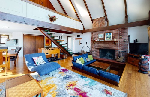 Stratton and Bromley Ski Areas Ski Chalet | Swiss-Style A-Frame with WiFi, Wood-Burning Fireplace - Close to Slopes