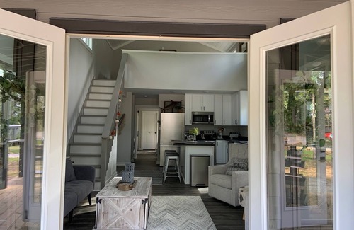 Tracy City Cottage | Swordfish Suite DOG friendly- Pup Shed Retreat