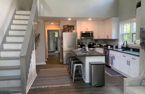 Tracy City Cottage | Swordfish Suite DOG friendly- Pup Shed Retreat