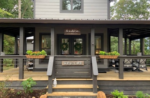 Tracy City Cottage | Swordfish Suite DOG friendly- Pup Shed Retreat
