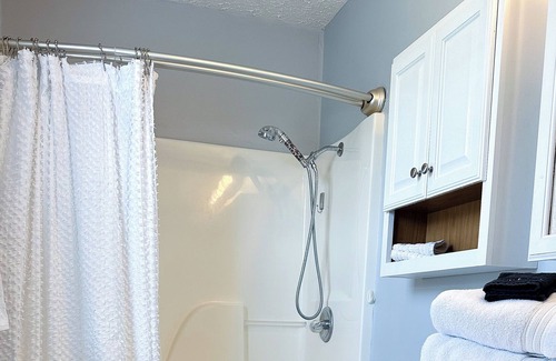 St. Robert Apartment | Sycamore House- Mins 2 FLW Pet Friendly