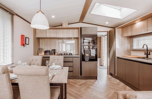 Bridgnorth Ski Chalet | Sycamore Lodge VIP Hot Tub and Pet Friendly