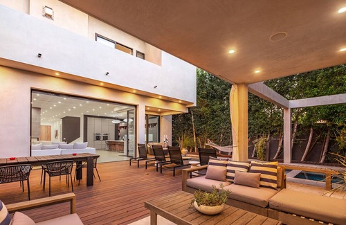 Greater Wilshire - Hancock Park Villa | Sycamore Luxury Villa