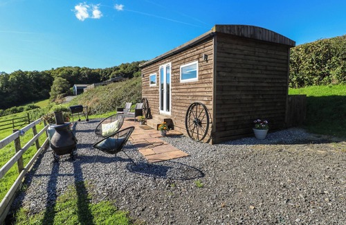 Llanedy Cottage | SYCHNANT FARM RETREAT, with a garden in Pontarddulais