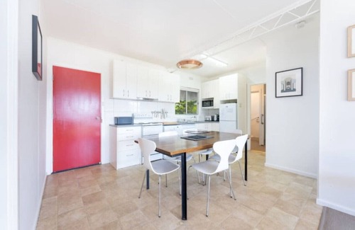 Goolwa Beach House | Syd’s Place - A 70s retro beach house, Free WIFI
