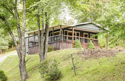 Sylva House | Sylva Riverfront Cabin Near WCU Pet-Friendly!