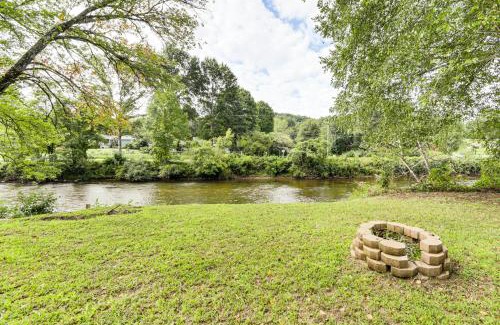 Sylva House | Sylva Riverfront Cabin Near WCU Pet-Friendly!