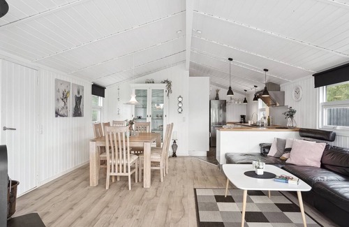 Hou House | "Sylvi" - 750m from the sea by Interhome