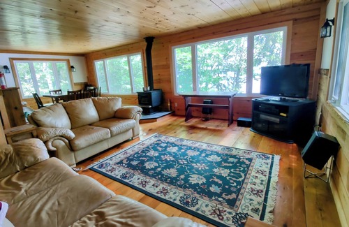 Aylen Lake Cottage | T&A Hideaway - Beautiful wood cottage on the edge of Algonquin Park