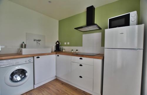 Meze Apartment | T2 en RDC climatisé à 50m de la plage et du port