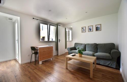 Meze Apartment | T2 en RDC climatisé à 50m de la plage et du port