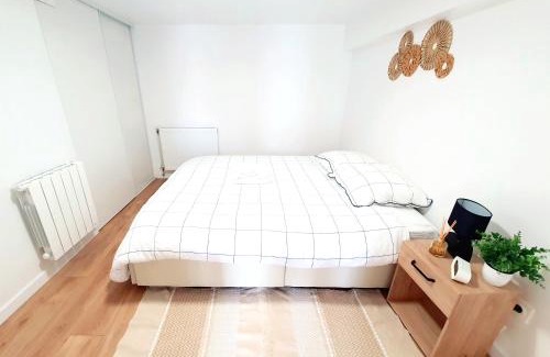 Irigny Apartment | T2 NEUF indépendant - 8min de Lyon - Parking privé -Terrasse