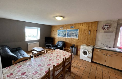 Saint-Jacques-des-Blats Apartment | T3 Apartment in Saint-Jacques-des-Blats, 2 bedrooms, parking, pets welcome