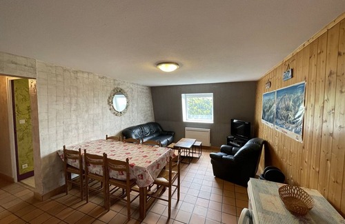 Saint-Jacques-des-Blats Apartment | T3 Apartment in Saint-Jacques-des-Blats, 2 bedrooms, parking, pets welcome