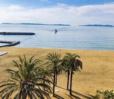 Le Lavandou Apartment | T3 FRONT de mer dernier étage vue mer Petit havre de paix pour vos vacances Emplacement unique vue mer panoramique à 180 degrés pour ce T3 en face de la plage front de mer vue sur les iles 5 et dernier étage avec ascenseur