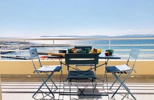 Le Lavandou Apartment | T3 FRONT de mer dernier étage vue mer Petit havre de paix pour vos vacances Emplacement unique vue mer panoramique à 180 degrés pour ce T3 en face de la plage front de mer vue sur les iles 5 et dernier étage avec ascenseur