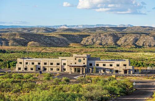 Clarkdale Hotel | Taawaki Inn