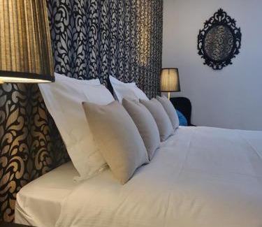 Mons Bed & Breakfast | Table et chambre particulière