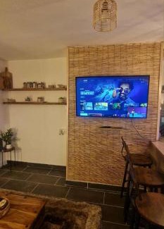 Gabalfa Apartment | Taff Cottage - Stylish getaway by River Taff with free parking