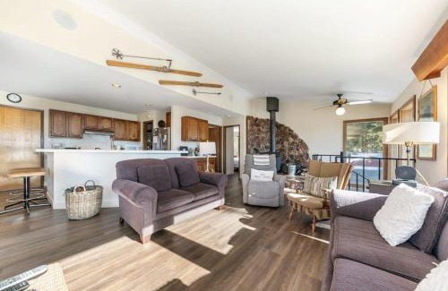 Tahoe Vista House | Tahoe Vista Retreat with Lake View Walk to beach