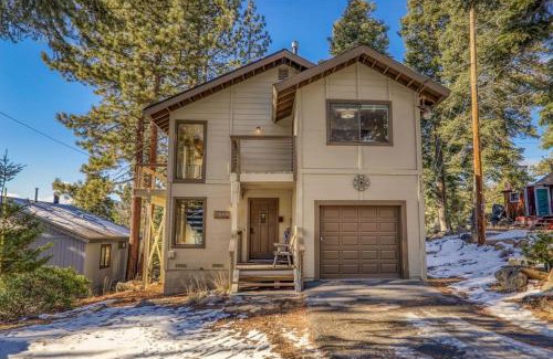 Tahoe Vista House | Tahoe Vista Retreat with Lake View Walk to beach