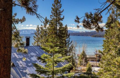 Tahoe Vista House | Tahoe Vista Retreat with Lake View Walk to beach