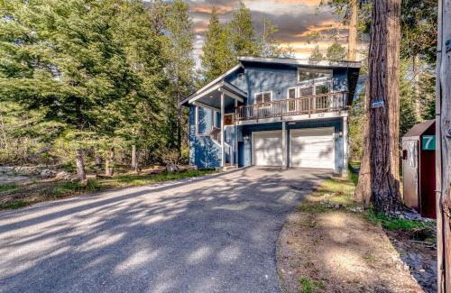 Tahoma House | Tahoma Family Getaway with Bocce Ball & BBQ Grill