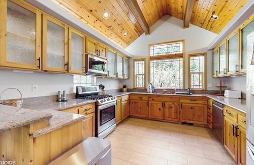 McKinney Estates Cabin | Tahoma Gem: Family fun! Walk to Lake, Steam Shower, Jacuzzi