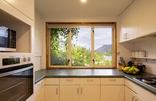 Queenstown House | Tahuna Lakeside | 3 min walk to town | Waterfront