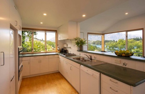 Queenstown House | Tahuna Lakeside | 3 min walk to town | Waterfront
