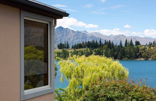 Queenstown House | Tahuna Lakeside | 3 min walk to town | Waterfront
