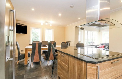 Killin Cottage | TAIGHEAN ANNDRA, pet friendly, with hot tub in Killin