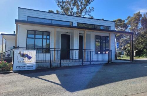 Diamond Harbour Hotel | Taimana Boutique Motel