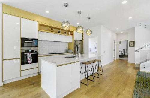 Hauraki House | Taka Retreat near Beach with Parking and Patio