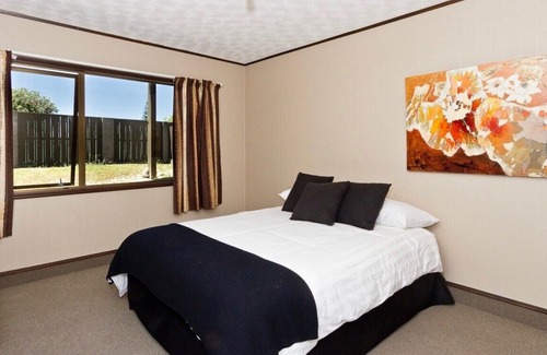 Omaha Cottage | Takatu View - Omaha Holiday Home