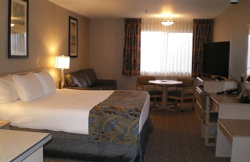 Nampa Hotel | Take An Amazing Vacation! FREE Parking and Indoor Pool, Near Boise Art Museum!